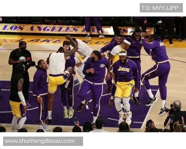 灰熊与蓝网激战正酣球员表现引发球迷热议与期待